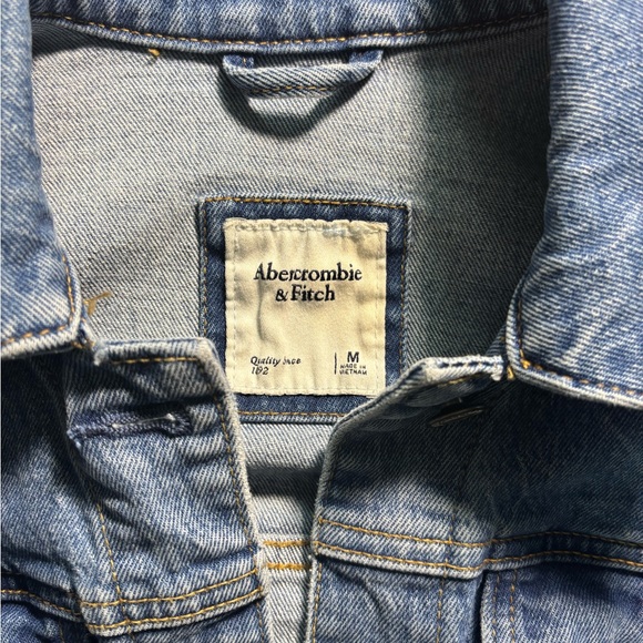 Like New Abercrombie & Fitch Light Wash Denim Jean Jacket Womens Medium - Picture 3 of 9